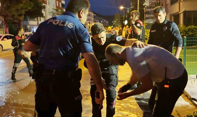 Öfkeli baba, kızını rahatsız eden gencin kulağını kesti: 1'i polis 2 yaralı
