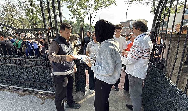 Öğrenciler sıralarda, veliler ise okulun çevresinde ter dökmeye başladı