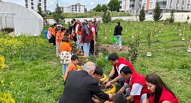 Öğrenciler yetiştirdikleri fideleri toprakla buluşturdu