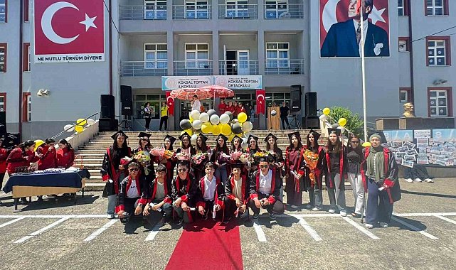 Öğrencilerin mezuniyet sevinci