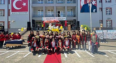 Öğrencilerin mezuniyet sevinci