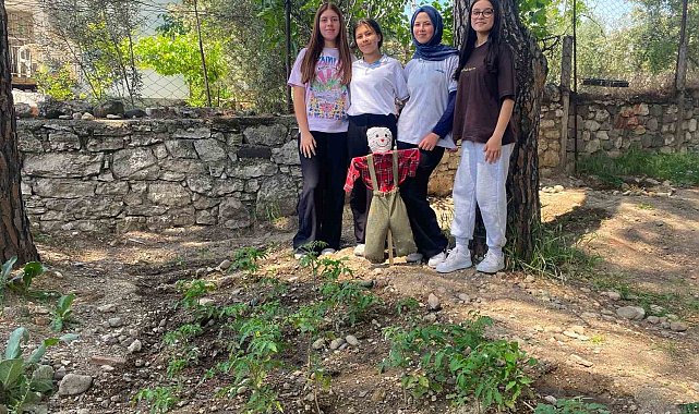 Okul bahçesi hem üretim alanına hem geri dönüşüm merkezine dönüştü