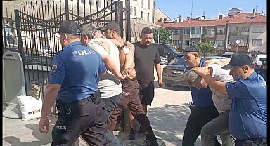 Okul girişinde bekçiyi darp eden 2 şahıs tutuklandı