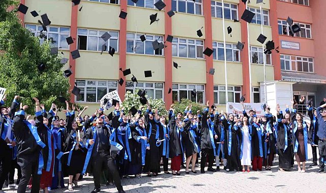 Oltu'da üniversitelilerin mezuniyet coşkusu