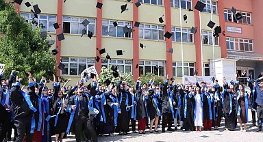 Oltu'da üniversitelilerin mezuniyet coşkusu