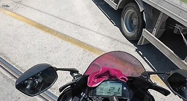 Önüne kıran kamyona çarpmaktan son anda kurtuldu