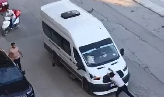 Önünü kestiği yolcu minibüsünü yumrukladı