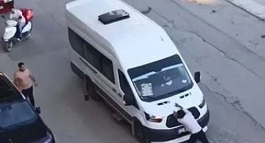 Önünü kestiği yolcu minibüsünü yumrukladı