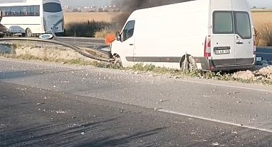 Orta refüje giren panelvan araç alev aldı: 1 yaralı