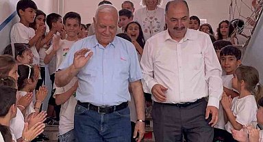 Osmaniye'de 44 yıllık öğretmen çiçekler ve meşalelerle emekliliğe uğurlandı