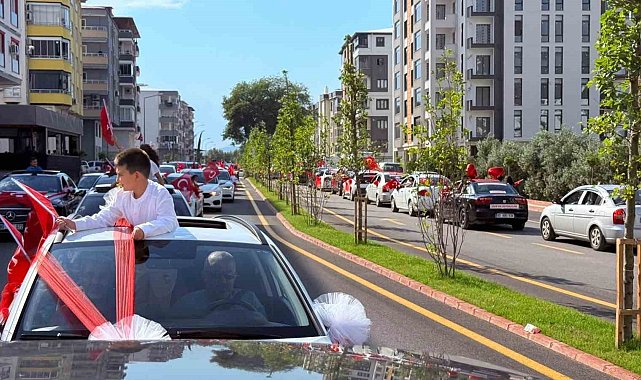 Osmaniye'de 72 öğrenci mezuniyet ve hatim sevincini konvoyla kutladı