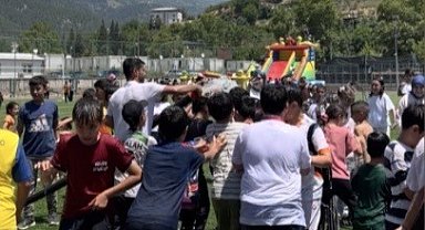 Osmaniye'de itfaiyeden çocuklara serinleten sürpriz