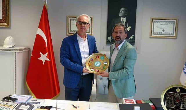 Osmanlı'dan günümüze ulaşan Ahi sancağı Türkiye ile Kosova'yı buluşturdu