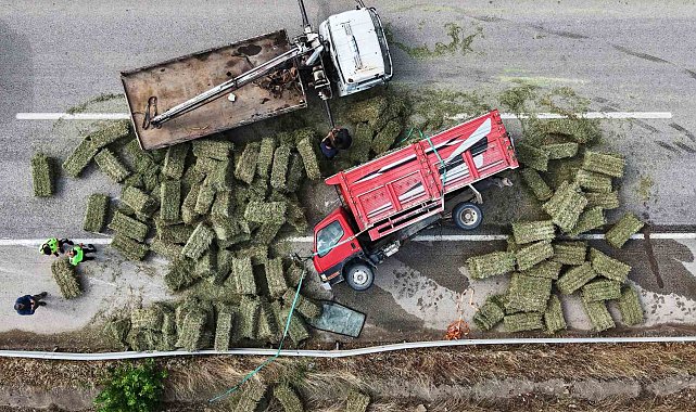 Ot balyası yüklü kamyon devrildi: Kilometrelerce araç kuyruğu oluştu