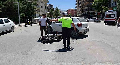 Otomobil ile çarpışan motosiklet sürücüsü yaralandı