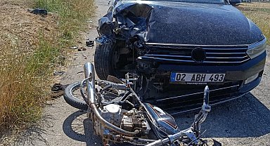 Otomobil ile motosiklet çarpıştı: 2 ağır yaralı