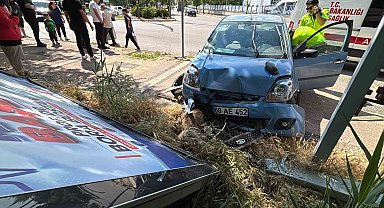 Otomobil önce kaldırıma sonra reklam tabelasına çarptı: 2 yaralı