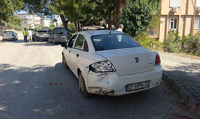 Otomobil, park halindeki araca çarptı: 1 yaralı