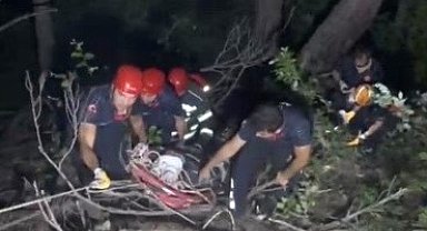 Otomobil uçuruma yuvarlandı: 3 yaralı 100 metrelik uçurumdan kurtarıldı