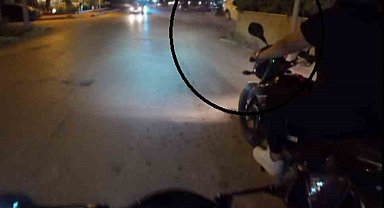 Otomobilin duvara çakıldığı anlar kask kamerasında