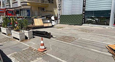 Otomobilinin pedallarını karıştıran sürücü dükkana daldı, içerdeki çalışan ezilmekten son anda kurtuldu