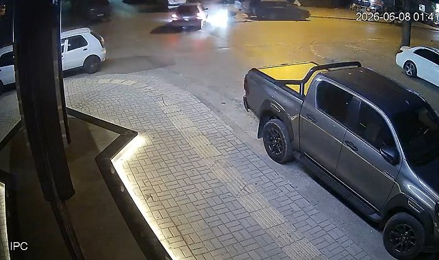 Otomobille çarpışan motosiklettekiler, metrelerce uçup park halindeki aracın bagajına çarptı