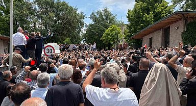 Özgür Özel TBMM önündeki kalabalığa seslendi