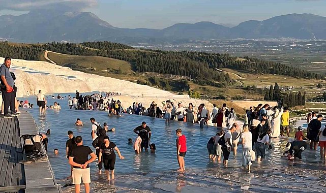 Pamukkale bayramda 113 bin ziyaretçiyi ağırladı