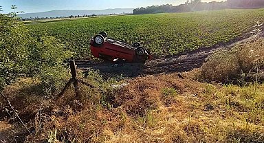 Pancar tarlasına uçan araçtaki 2 kişi yaralandı