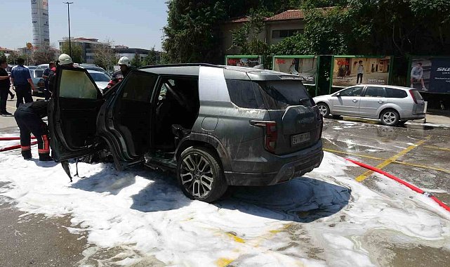 Park halindeki araç yangında kullanılmaz hale geldi