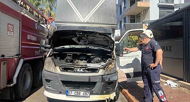Park halindeki nakliye kamyonunda motor yangını