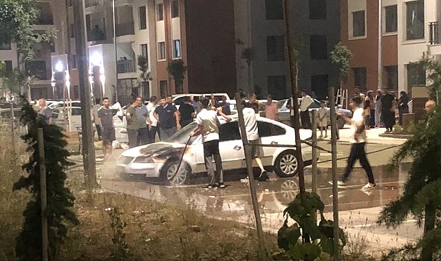 Park halindeki otomobil alev aldı