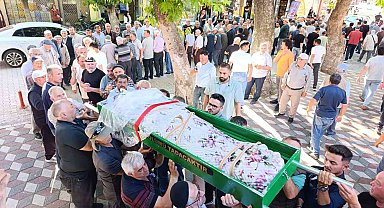 Park halindeki otomobilde ölü bulunan genç kız toprağa verildi