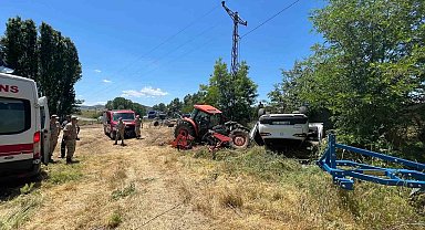 Park halindeki traktöre çarpan otomobil ters döndü: 1 yaralı