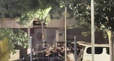 Parkta tekme tokatlar havada uçuştu
