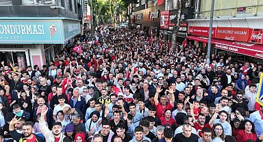 Pendik'te 20 bin kişilik milli heyecan havadan görüntülendi