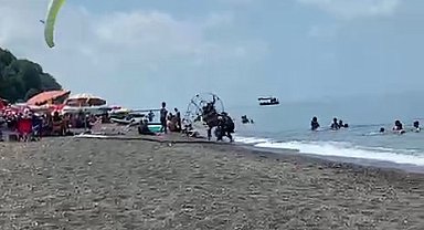 Plajda kontrolden çıkan motorlu paraşüt kalabalığa daldı: 3 yaralı