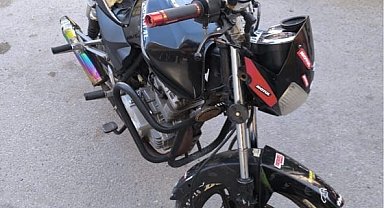 Plakasız motosikletle yola çıkan ehliyetsiz sürücüye 105 bin lira ceza