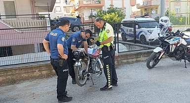 Polisi karşısında görünce motosikleti bırakıp kaçtı