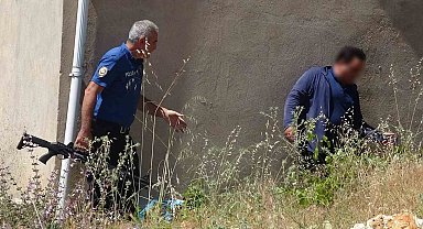 Pompalı tüfekle yaraladığı kişinin ardından polisle birlikte boş kartuş aradı