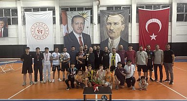 Pozantı'da ilk kez düzenlenen ayak tenisi turnuvası yoğun ilgi gördü