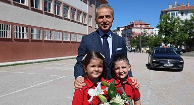 "Vali olmak istiyorum" diyen minik öğrenci karne törenine damga vurdu