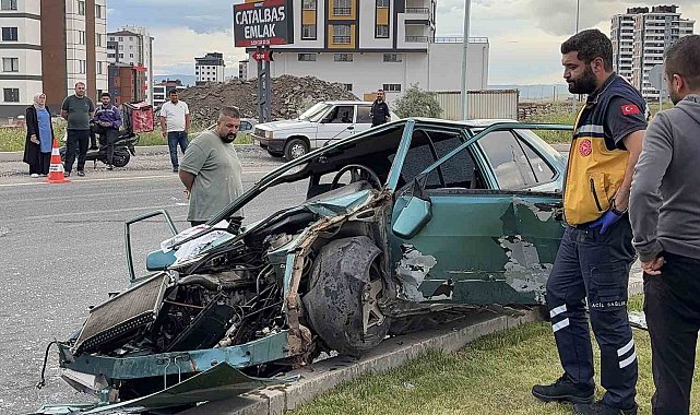 Refüje çıkan otomobil hurdaya döndü: 1'i ağır 4 yaralı