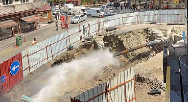 Rize'de tarihi köprünün restorasyon çalışması sırasında su borusu patladı