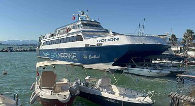 Rodos seferi yapan feribot Fethiye'de karaya oturdu