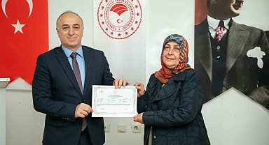 Safran yetiştiriciliği eğitimi alan üreticilere sertifika töreni düzenlendi