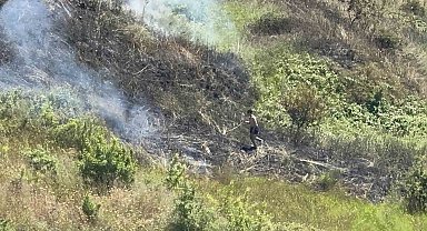 Sahildeki vatandaşlar alevleri görünce kovalarla yangın bölgesine koştu