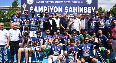 Şahinbey Ampute Futbol Takımı şampiyonluk kupasını kaldırdı