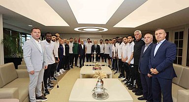 Şahinbey Ampute Futbol Takımı şampiyonluk kupasını kaldırdı
