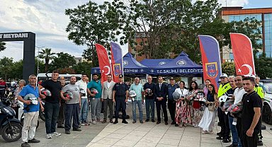 Salihli'de motosiklet sürücülerine kask dağıtıldı